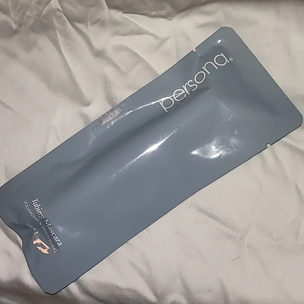 NEW PERSONA COSMETICS Volumizing Tubing Mascara in Black‎